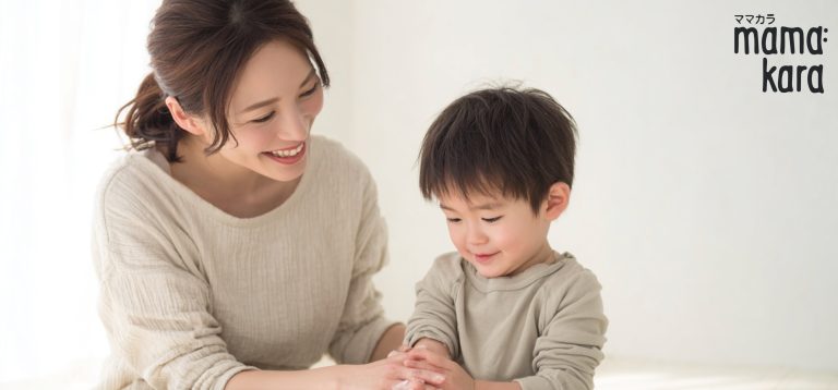 คุณแม่กำลังทาโลชั่นให้ลูกน้อย Mama Kara โลชั่นเด็กออร์แกนิก สูตรอ่อนโยนจากธรรมชาติ Mother applying Mama Kara organic baby lotion to her toddler, gentle natural skincare for sensitive baby skin